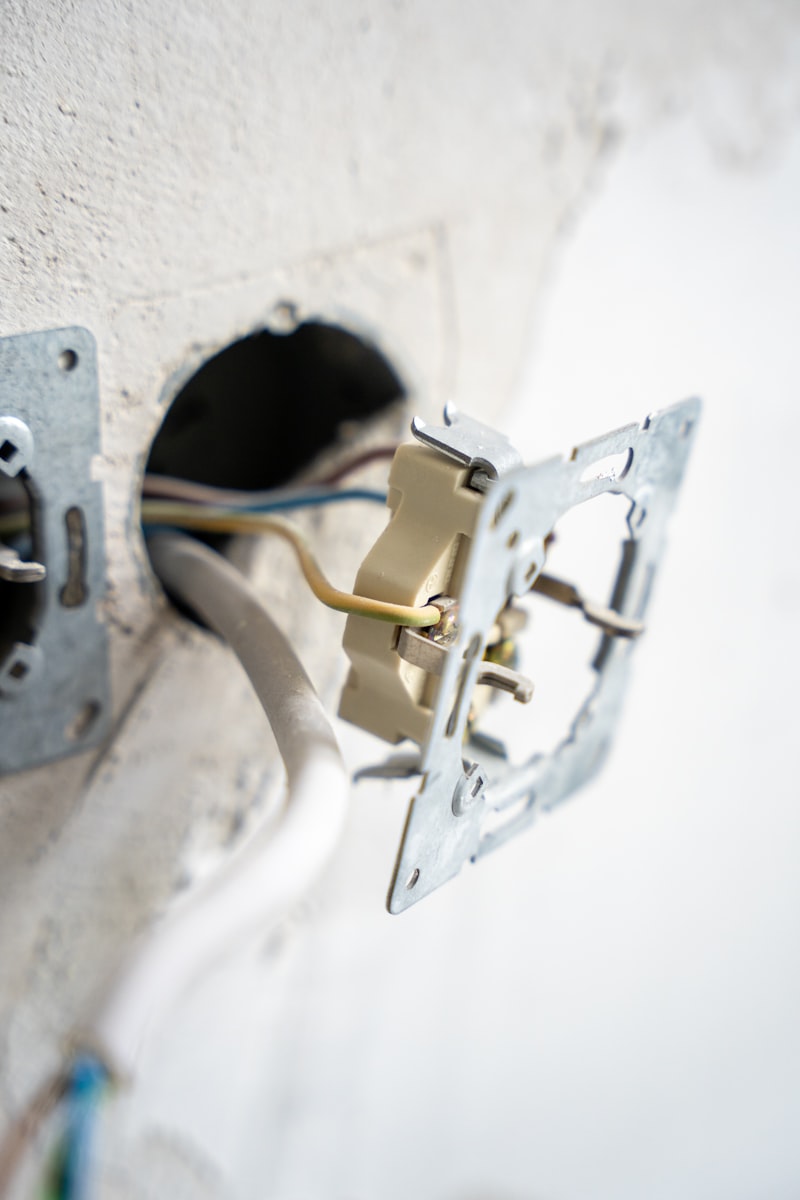 Elektrische bedrading installatie in muur — stopcontact plaatsen
