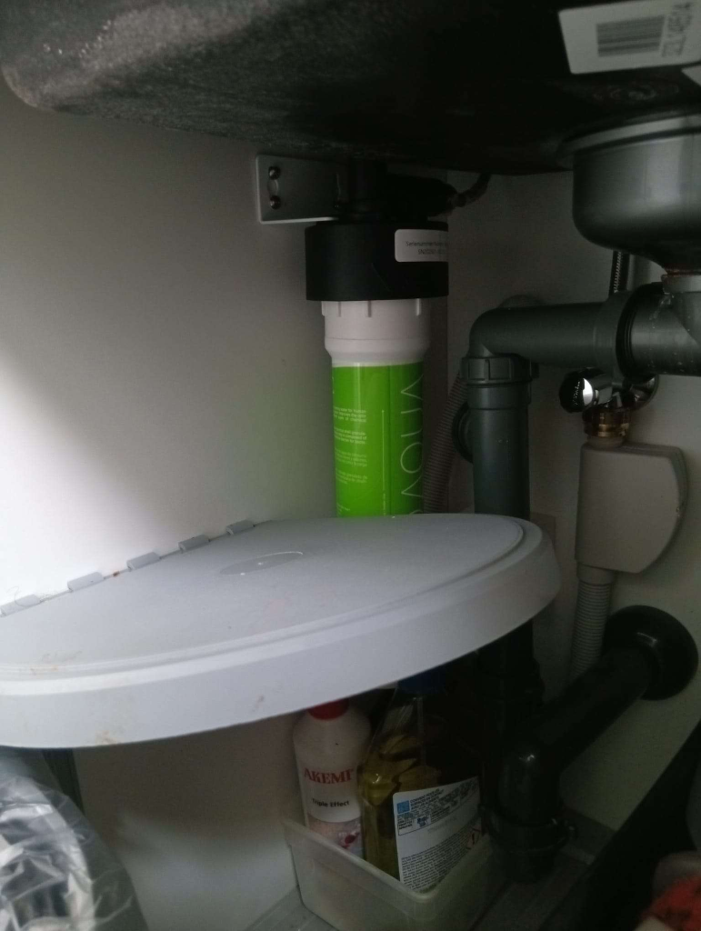 LogicoAqua drinkwaterfilter geïnstalleerd onder de gootsteen